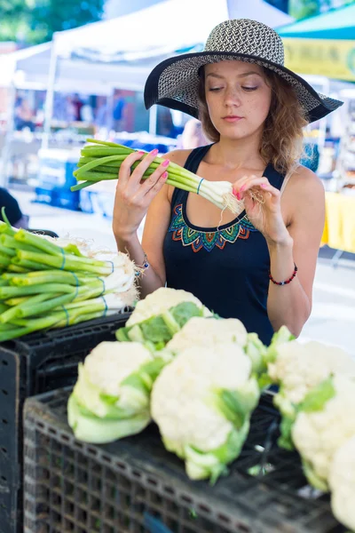 Kobieta na lokalnym rynku rolników — Zdjęcie stockowe