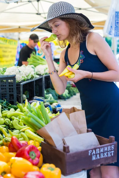 Junge Frau auf Bauernmarkt — Stockfoto