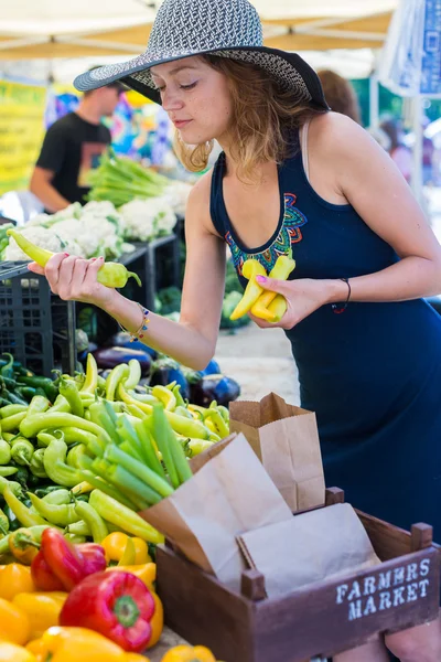Νεαρή γυναίκα στην αγορά αγροτών — Φωτογραφία Αρχείου