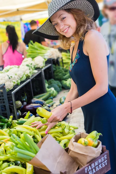 Młoda kobieta na rynku rolników — Zdjęcie stockowe