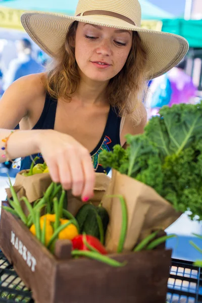 Kobieta na rynku rolników — Zdjęcie stockowe