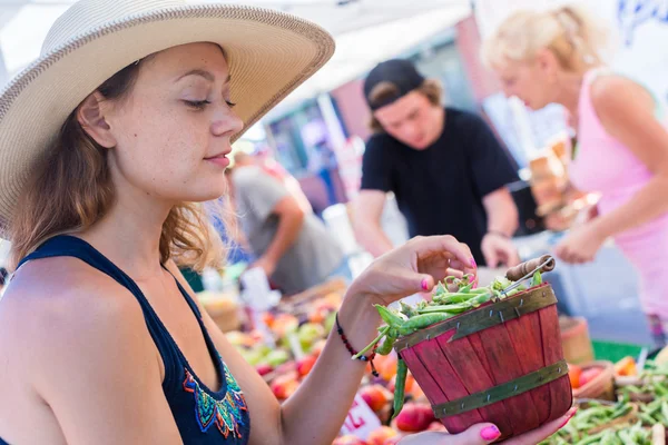 Vrouw op boerenmarkt — Stockfoto