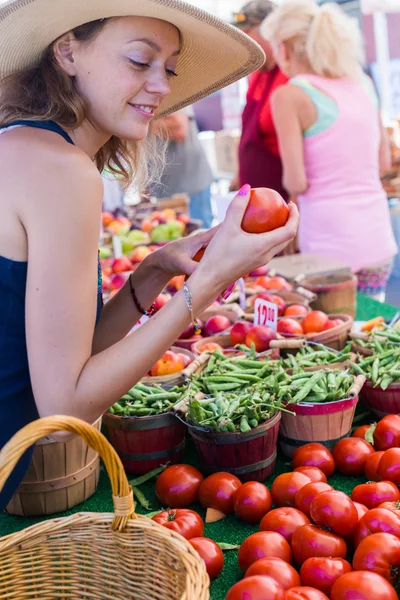 Femme au marché fermier — Photo