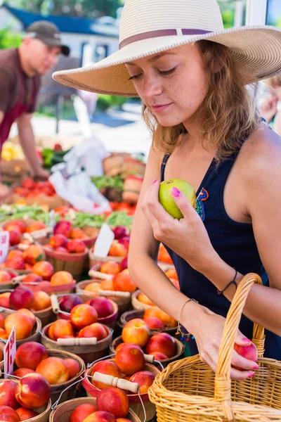 Femme au marché fermier — Photo