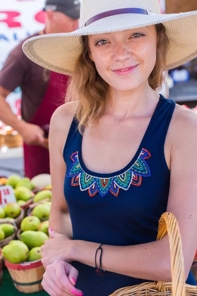 Femme au marché fermier — Photo