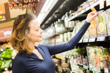 kadın bakkal alışveriş