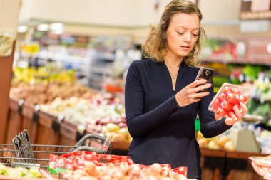 genç kadın bakkal alışveriş