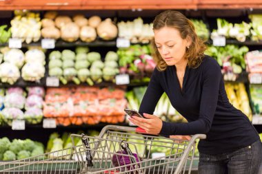 genç kadın bakkal alışveriş