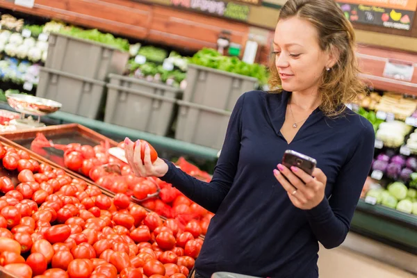 kadın bakkal alışveriş