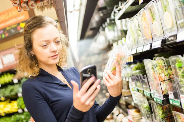 Vrouw boodschappen te doen — Stockfoto