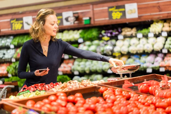 Young woman Grocery shopping — Stock Photo, Image