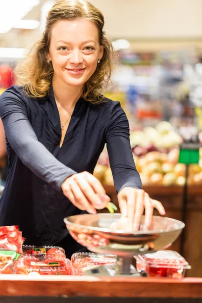 젊은 여성이 식료품 쇼핑 — 스톡 사진