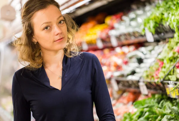 Junge Frau beim Einkaufen — Stockfoto