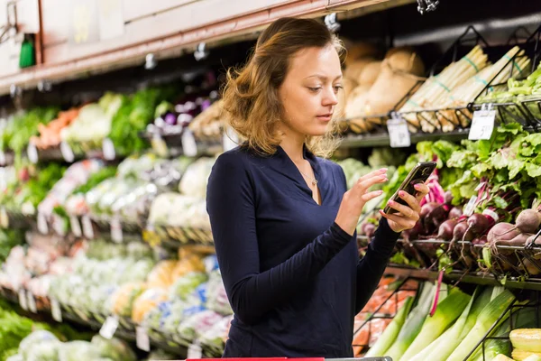 Young woman Grocery shopping — Stock Photo, Image
