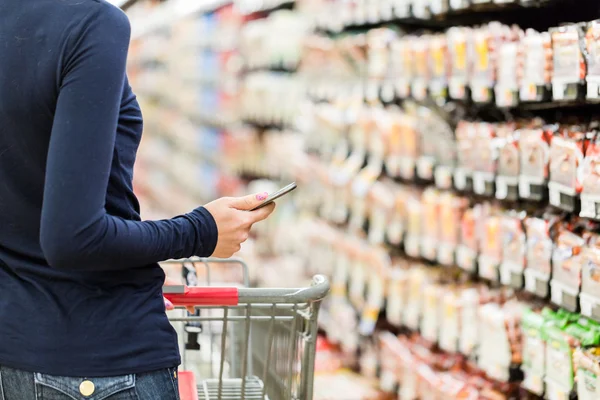 Mulher em compras de supermercado — Fotografia de Stock