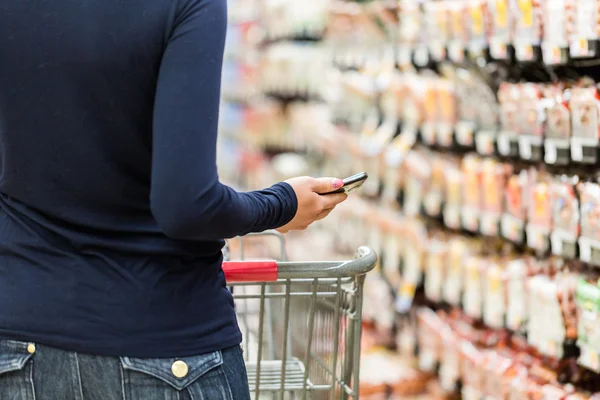 Mulher em compras de supermercado — Fotografia de Stock