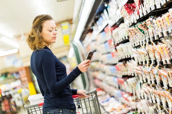 Mulher em compras de supermercado — Fotografia de Stock