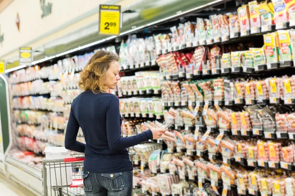 Femme à l'épicerie — Photo