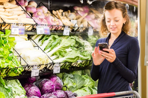 Jonge vrouw boodschappen te doen — Stockfoto