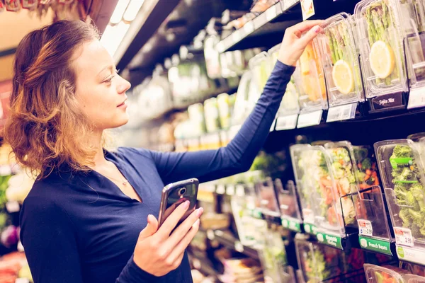 Mulher em compras de supermercado — Fotografia de Stock