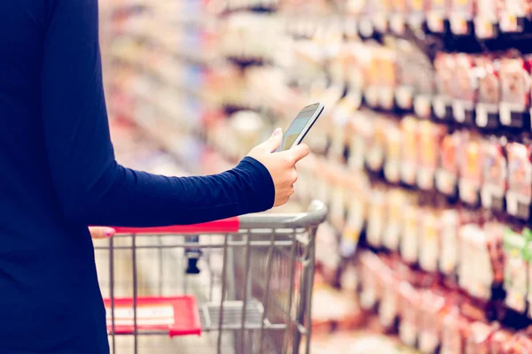 Mulher em compras de supermercado — Fotografia de Stock