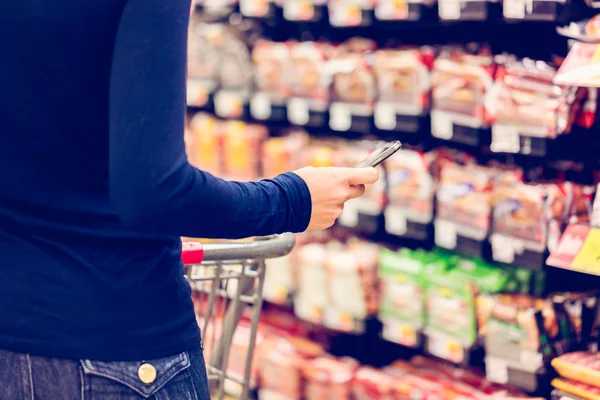 Mulher em compras de supermercado — Fotografia de Stock