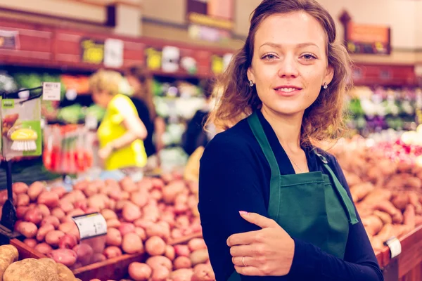 Clerk at Grocery store — Stock Photo, Image