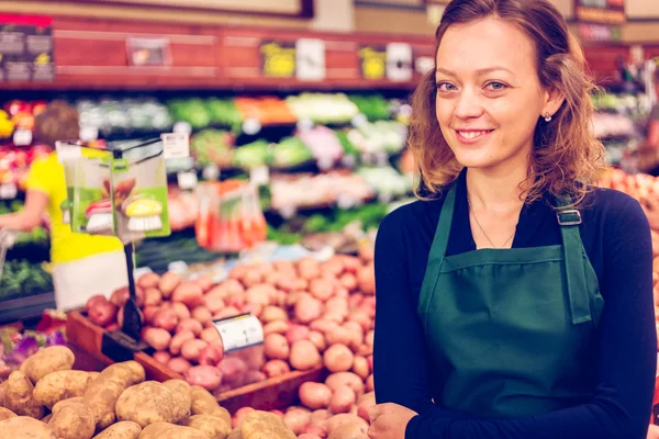 Clerk at Grocery store — Stock Photo, Image
