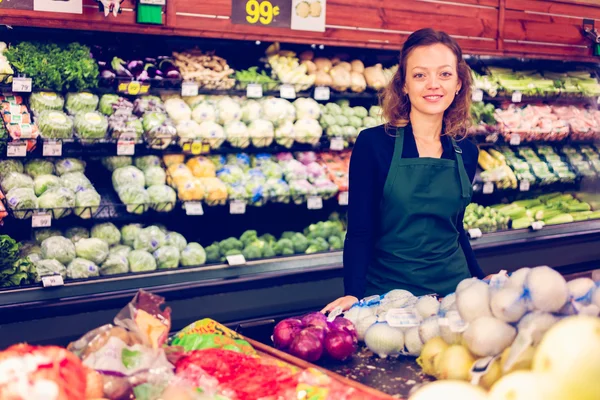 Verkäuferin im Lebensmittelgeschäft — Stockfoto