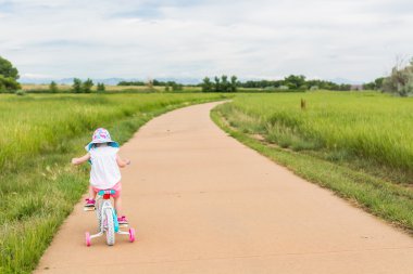 Bisiklete binmek için öğrenme nasıl yürümeye başlayan çocuk
