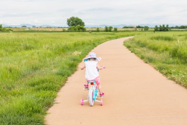 Bisiklete binmek için öğrenme nasıl yürümeye başlayan çocuk