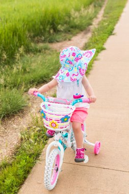 Bisiklete binmek için öğrenme nasıl yürümeye başlayan çocuk