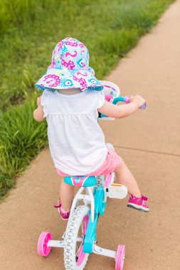 Bisiklete binmek için öğrenme nasıl yürümeye başlayan çocuk