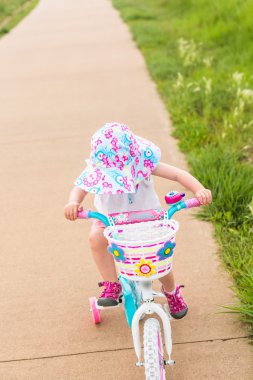 Bisiklete binmek için öğrenme nasıl yürümeye başlayan çocuk