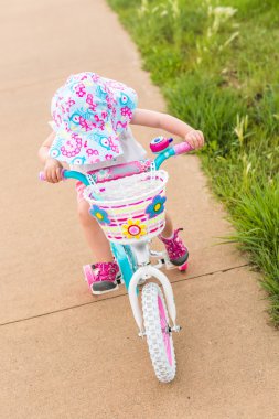 Bisiklete binmek için öğrenme nasıl yürümeye başlayan çocuk