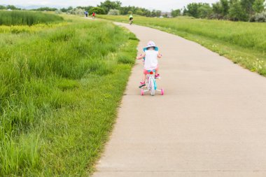 Bisiklete binmek için öğrenme nasıl yürümeye başlayan çocuk
