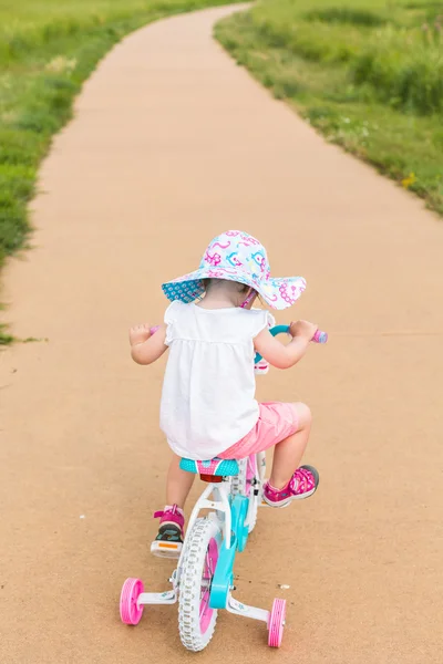 Toddler learning how to ride bicycle — Stock Photo, Image