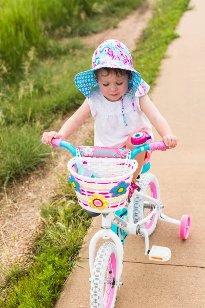 幼児の自転車の乗り方を学習 — ストック写真
