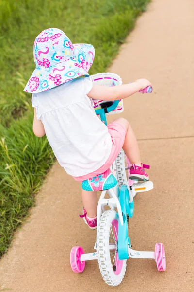 Maluch uczy się jeździć na rowerze — Zdjęcie stockowe