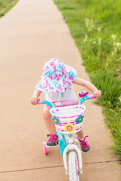 Toddler learning how to ride bicycle — Stock Photo, Image