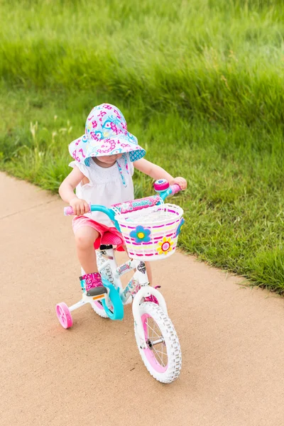 幼児の自転車の乗り方を学習 — ストック写真