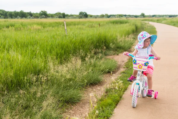 Enfant apprenant à faire du vélo — Photo