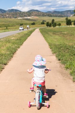 Bisiklete binmek için öğrenme nasıl yürümeye başlayan çocuk 