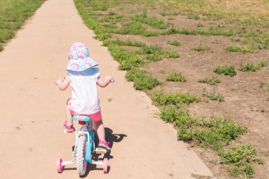 Bisiklete binmek için öğrenme nasıl yürümeye başlayan çocuk 