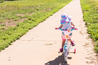 Bisiklete binmek için öğrenme nasıl yürümeye başlayan çocuk 