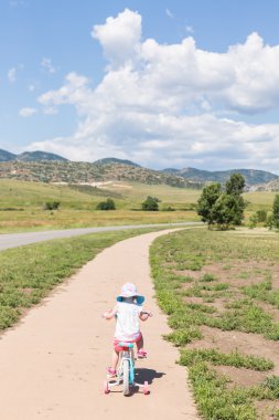 Bisiklete binmek için öğrenme nasıl yürümeye başlayan çocuk 