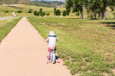 Bisiklete binmek için öğrenme nasıl yürümeye başlayan çocuk 
