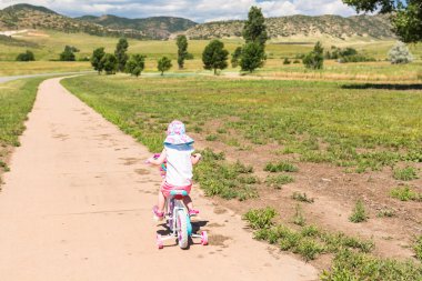 Bisiklete binmek için öğrenme nasıl yürümeye başlayan çocuk 