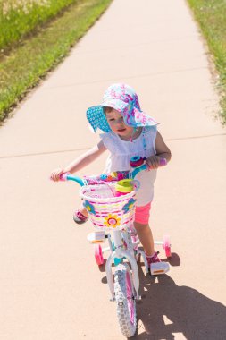 Bisiklete binmek için öğrenme nasıl yürümeye başlayan çocuk 