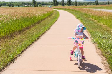 Bisiklete binmek için öğrenme nasıl yürümeye başlayan çocuk 
